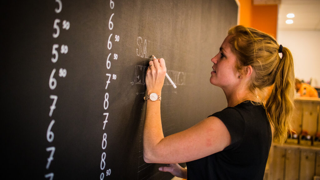 Krijtborden maken met sierlijke letters en afbeeldingen.